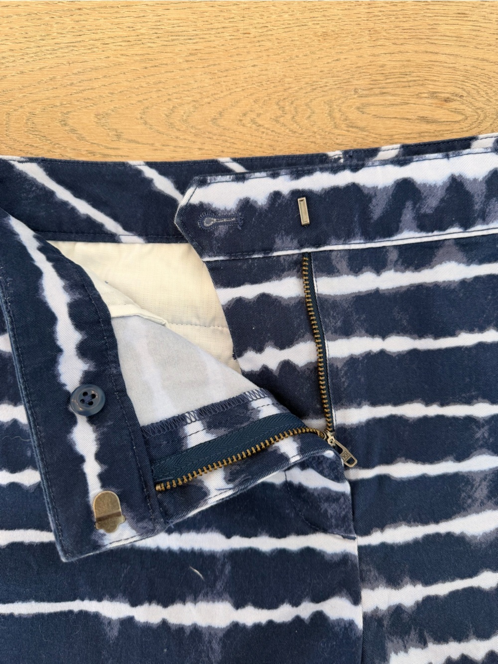 Lands’ End Tie Dye Stripe Bermuda Shorts Women’s Size 16 Navy White - Picture 2 of 4